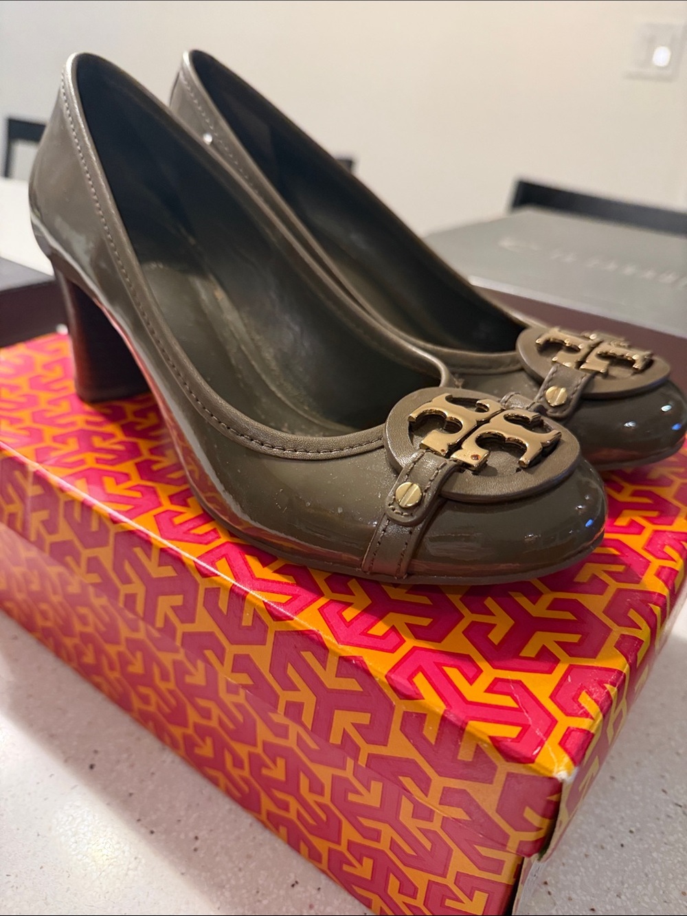Tory Burch Olive Patent Logo Mid Block Heel Pumps